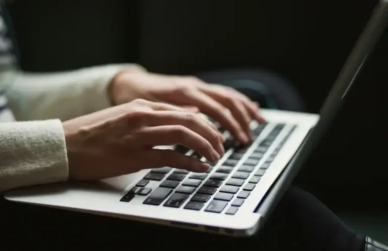 contrata; Freelancer a trabalhar num Serviço da Contrata-me